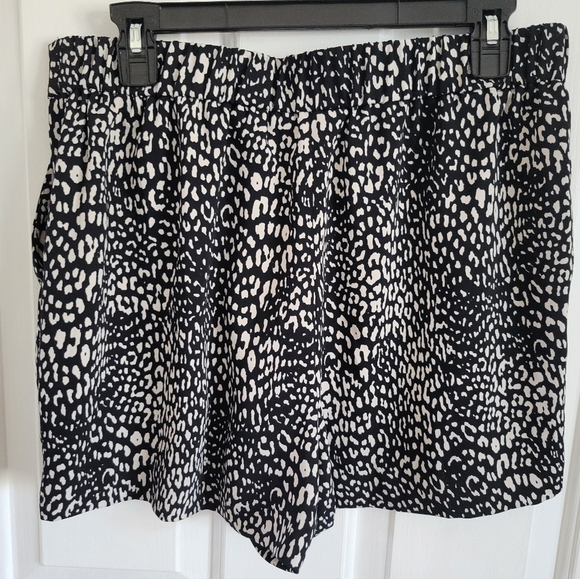 Calvin Klein Women’s Black White Animal Print Shorts Size Medium - Picture 3 of 4